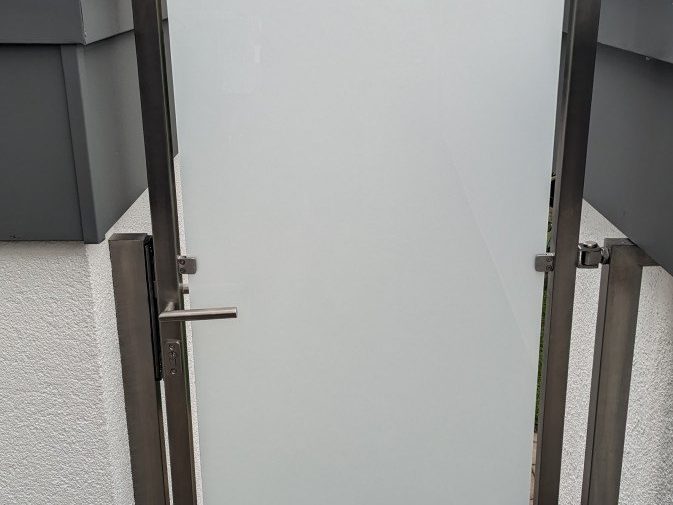 Gartentür mit Sichtschutz aus Milchglas (VSG)