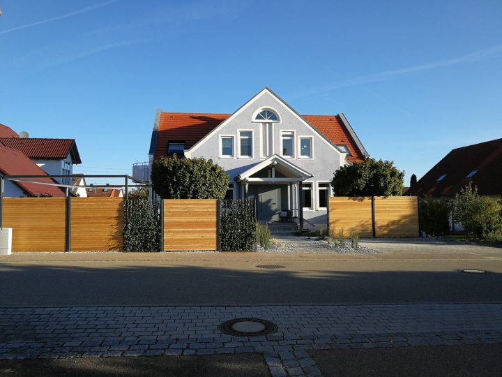 Sichtschutz an einem Mehrfamilienhaus