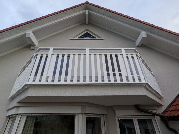 Geländer in Holzoptik, weiß