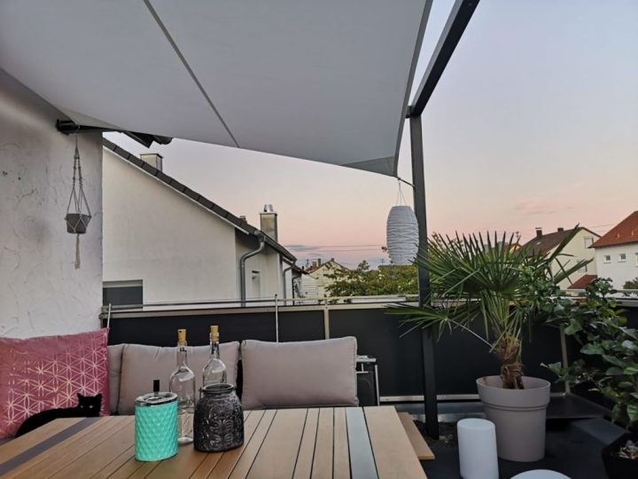 Pavillon am Haus mit Sonnensegel