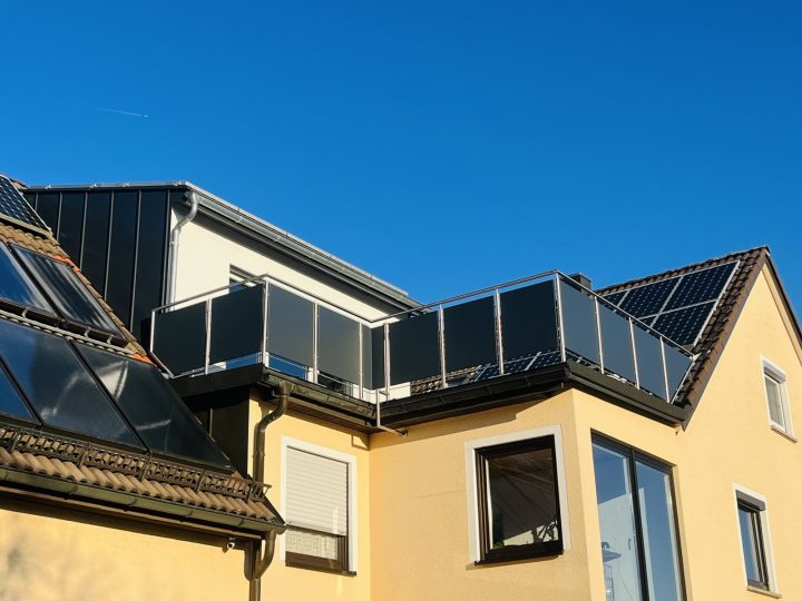 Edelstahl-Balkongeländer mit Blechfüllung