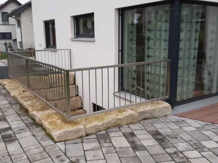Edelstahlgeländer mit Flachstahlfüllung im Lichthof